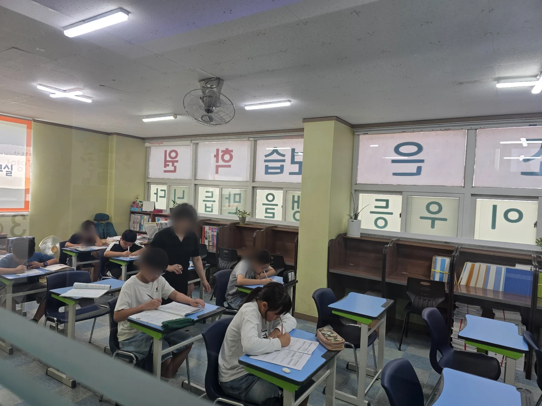 학생들이 실제 수업에 집중하는 참조은학원 교실